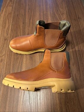 Women’s Olukai HEHI waterproof Chelsea Lug Boot size 8